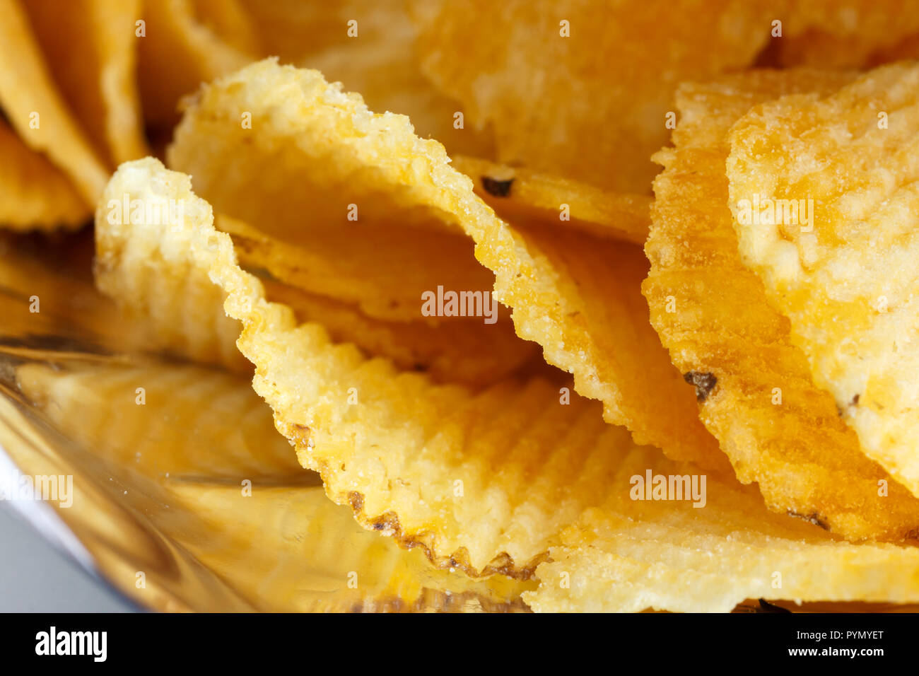 Crinkle tagliare le patatine su sfondo bianco. Foto Stock