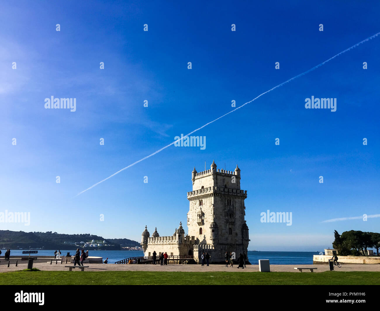 Libon, Portogallo - 5 Ottobre 2018: la Torre di Belem contro il cielo blu a Lisbona, Portogallo. La magnifica vista del famoso spot di viaggio Foto Stock