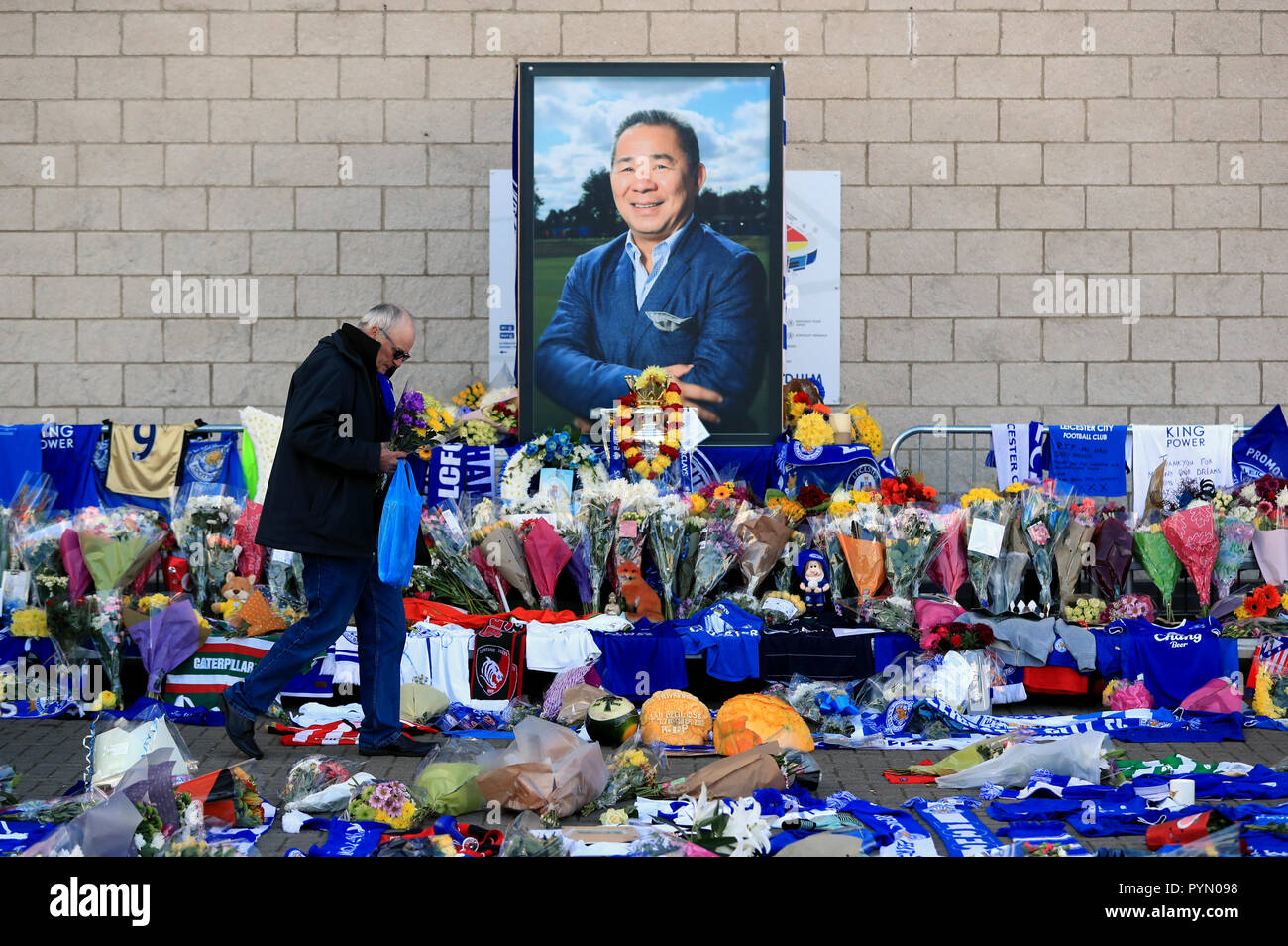 I sostenitori di rendere omaggio a Leicester City Football Club. Presidente di Leicester, Vichai Srivaddhanaprabha, era fra quelli che hanno tragicamente perso la vita il sabato sera quando un elicottero che trasporta lui e altre quattro persone si è schiantato fuori re lo stadio di potenza. Foto Stock