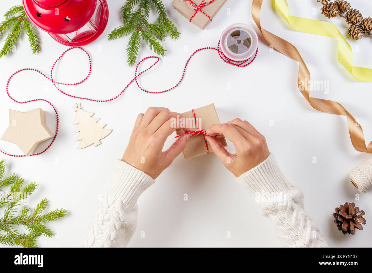 Regali Di Natale Donna.Regalo Di Natale Di Avvolgimento Donna Di Mani Imballaggio Regali Di Natale Sul Tavolo Bianco Foto Stock Alamy