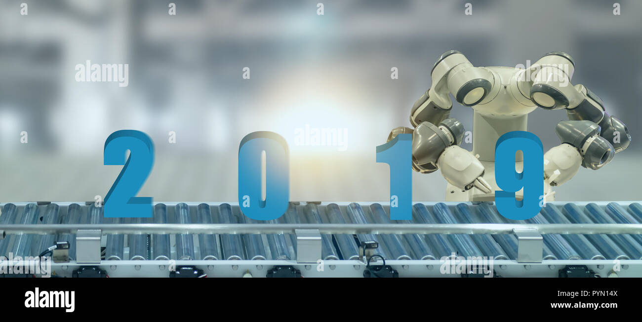 2019 Anno di intelligenza artificiale o ai concept futuristico, robot assistente di provare a mettere il numero di nuovo anno prossimo 2019 sulla linea intervento, industria 4.0 Foto Stock