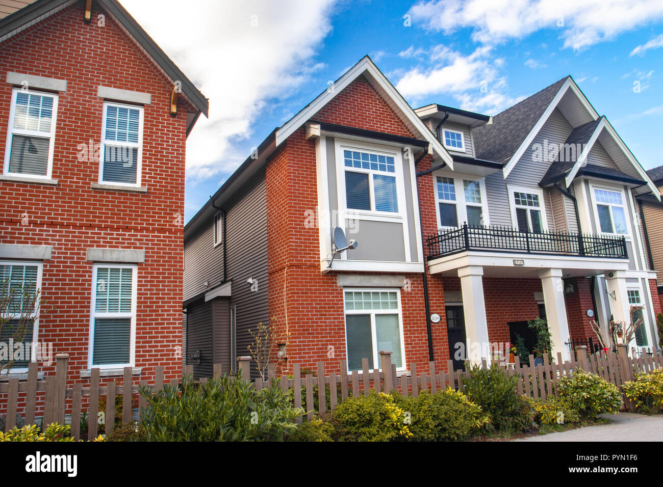 Rosso case di mattoni affiancati. Fila di inglese tipiche case a schiera, townhomes. Foto Stock
