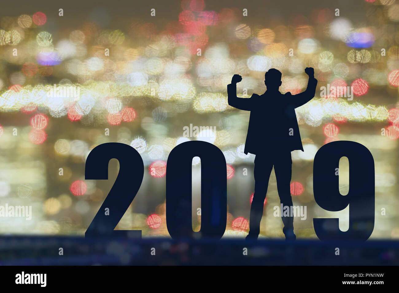 Per celebrare il nuovo anno 2019 Silhouette libertà speranza giovane business man standing e godendo sulla sommità dell'edificio, città scape, paesaggio e 2 Foto Stock