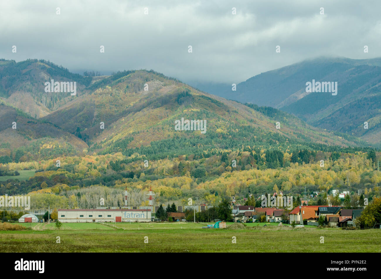 Ladnscape dalla Slovacchia - verde di prati e campi e montagne Foto Stock
