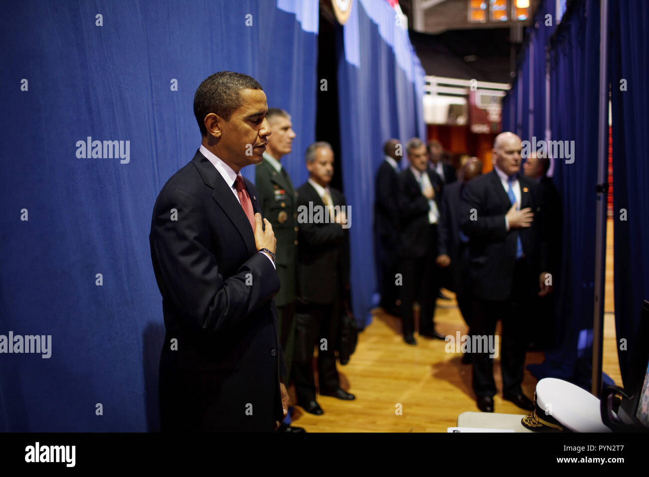 Prima di dare un discorso di politica sull'Iraq, il Presidente Barack Obama pone la sua mano sul suo cuore come inno nazionale è svolto dietro le quinte Field House, Camp Lejeune, North Carolina 2/27/09. Foto Stock