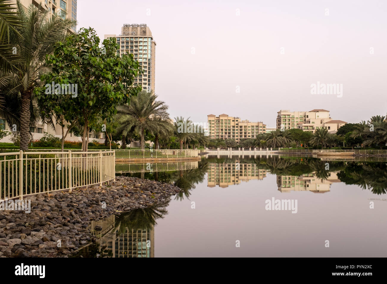 Lago artificiale e residenziale di appartamenti nel verde quartiere di Dubai, Emirati arabi uniti Foto Stock