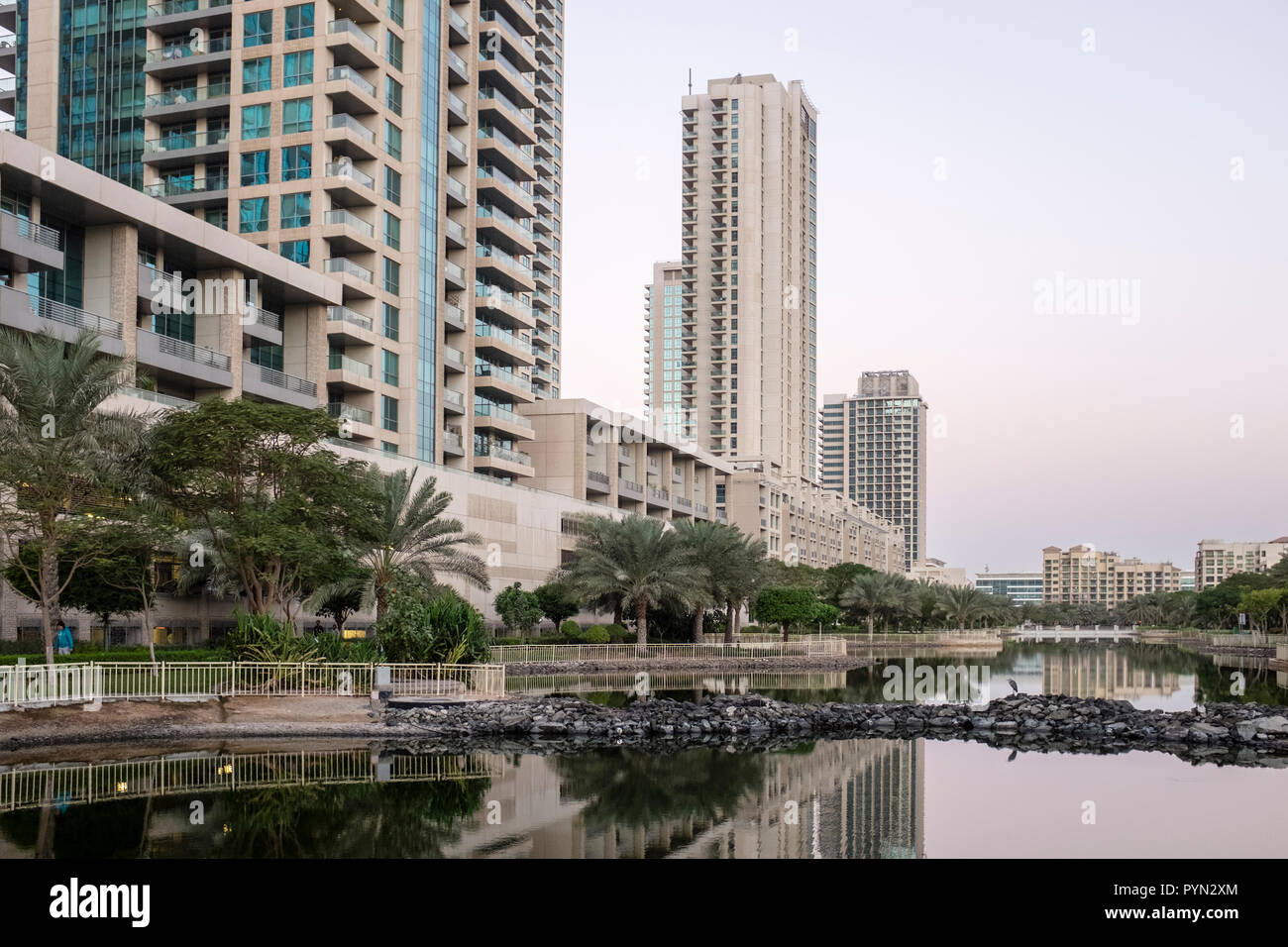Lago artificiale e residenziale di appartamenti nel verde quartiere di Dubai, Emirati arabi uniti Foto Stock