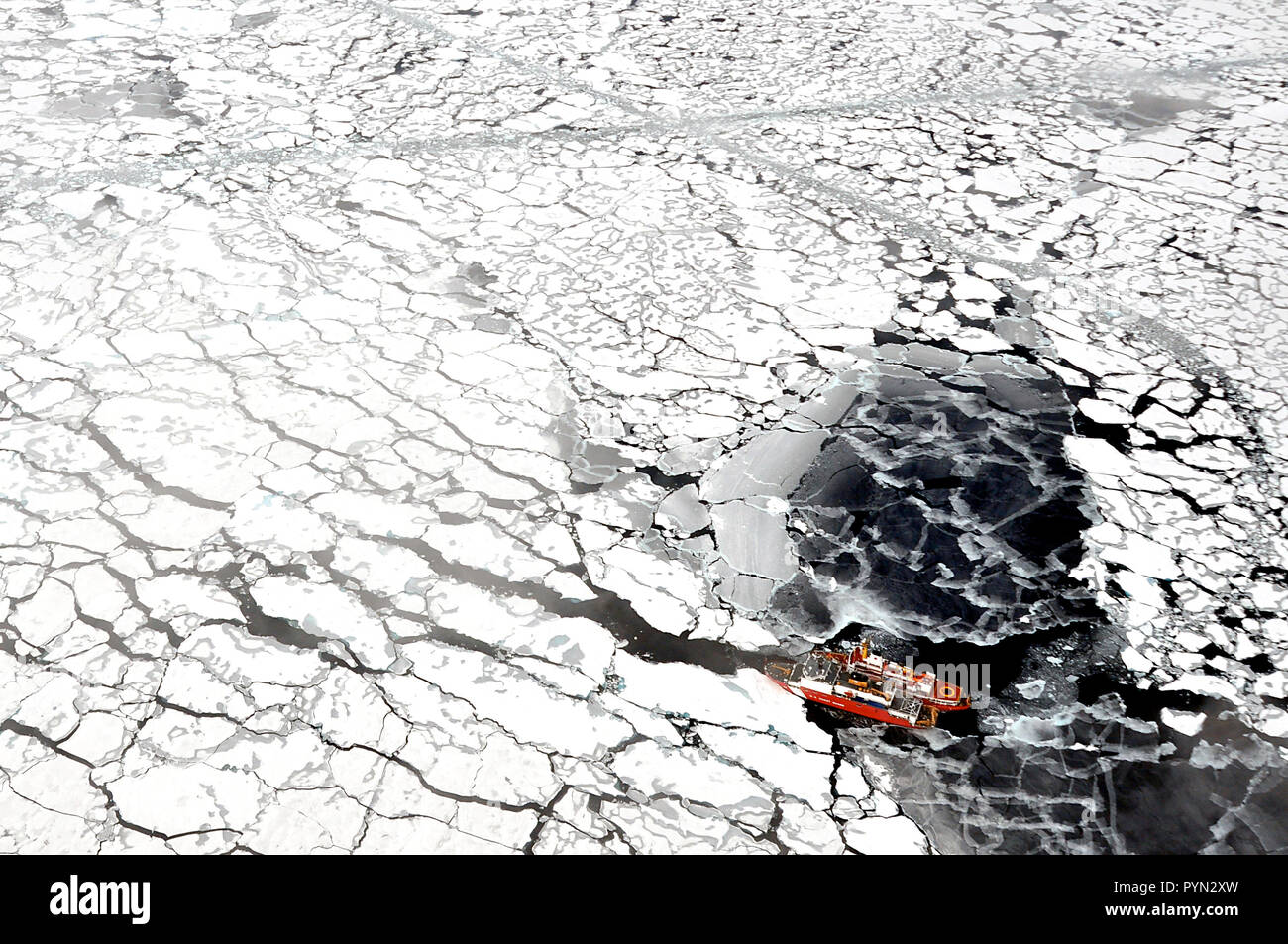 Oceano Artico - Guardia Costiera canadese nave Louis S. St-Laurent cravatte fino ai guardacoste Healy nell'Oceano Artico sett. 5, 2009. Le due navi sono prendendo parte a una pluriennale e multi-agenzia sondaggio Artico che aiuterà a definire l'Artico continentale. Foto Stock