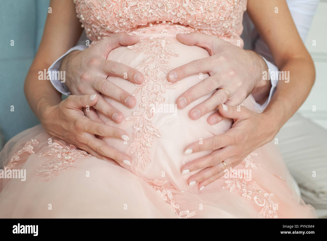 Pancia in gravidanza. Amore parentale e il concetto di cura Foto Stock