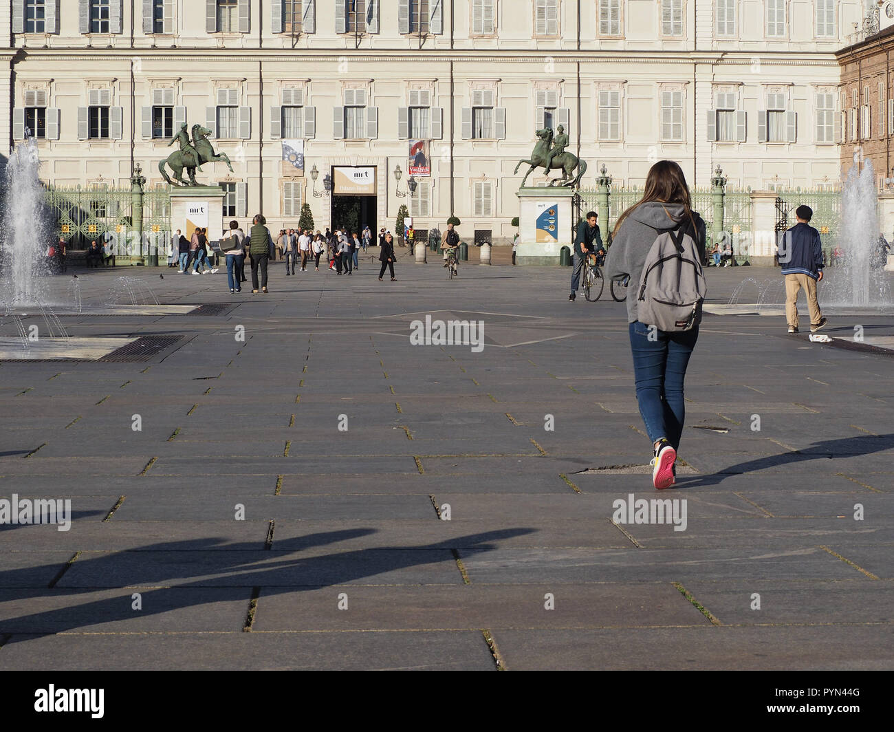 Torino, Italia - circa ottobre 2018: Persone in Piazza Castello Foto Stock