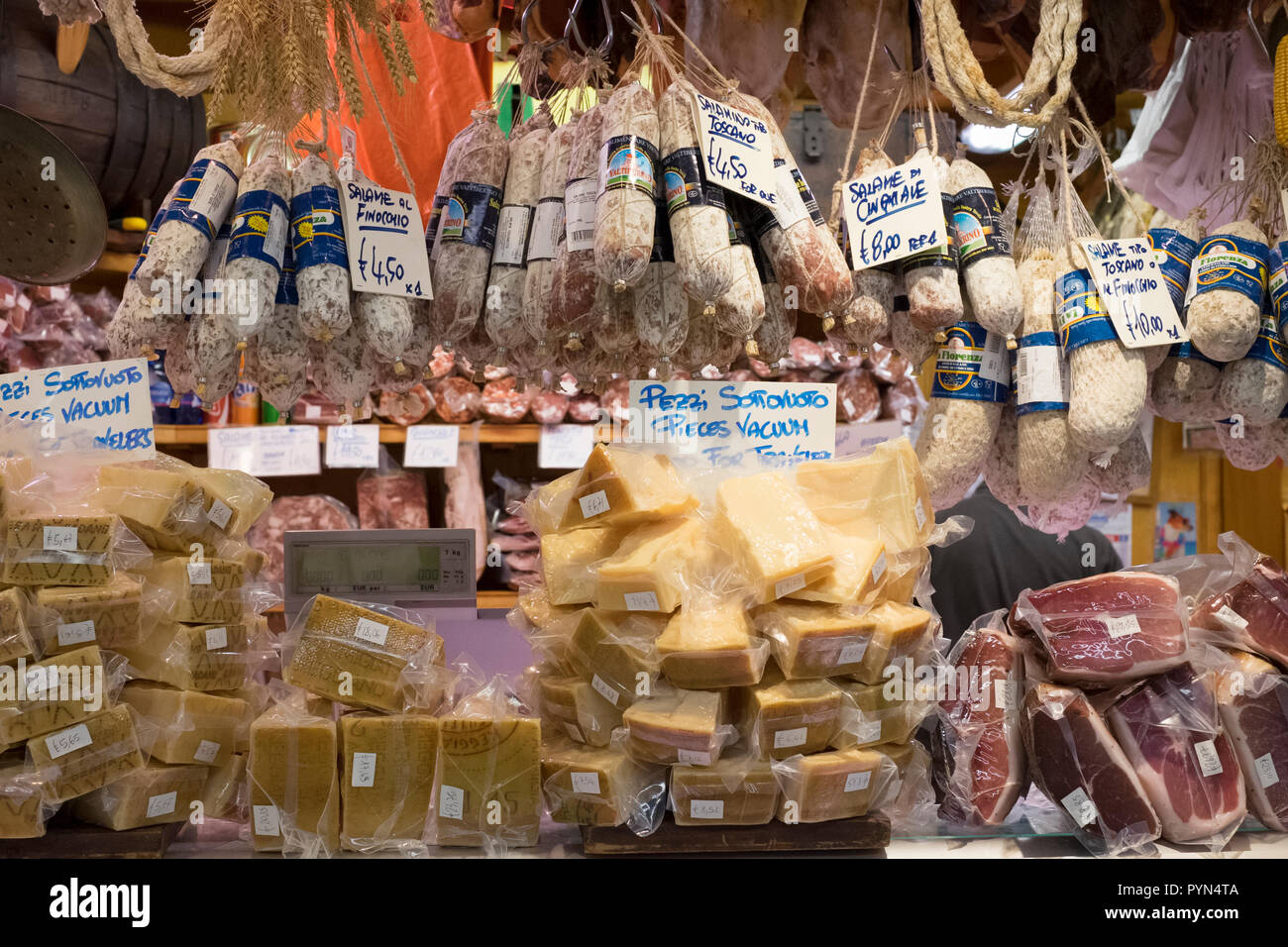 Visualizzazione di salame (salame) indurito di salsicce e formaggio parmigiano reggiano classico su un mercato in stallo a Firenze, Italia. Foto Stock