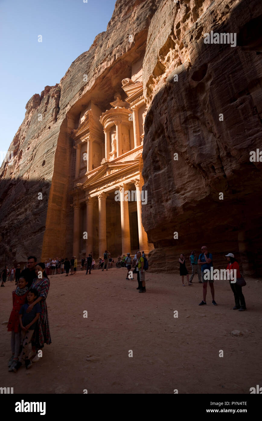 Edifici scolpiti nella roccia sono visibili in Petra parco archeologico, in Giordania, 24 ottobre 2018. Foto Stock
