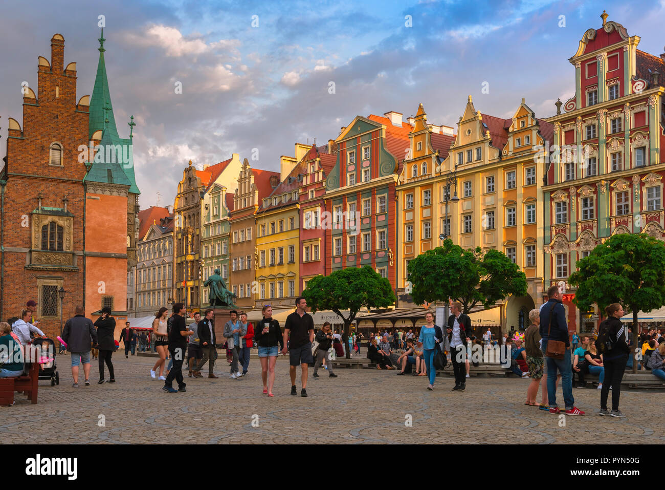 Wroclaw old town, vista al crepuscolo di persone e di una gamma di edifici colorati in Piazza della Città Vecchia (Rynek) a Wroclaw in Polonia. Foto Stock