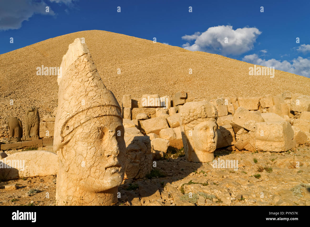 Le statue antiche sulla sommità del monte Nemrut, Turchia. Il monte Nemrut è elencato come patrimonio mondiale UNESCO dal 1987 Foto Stock