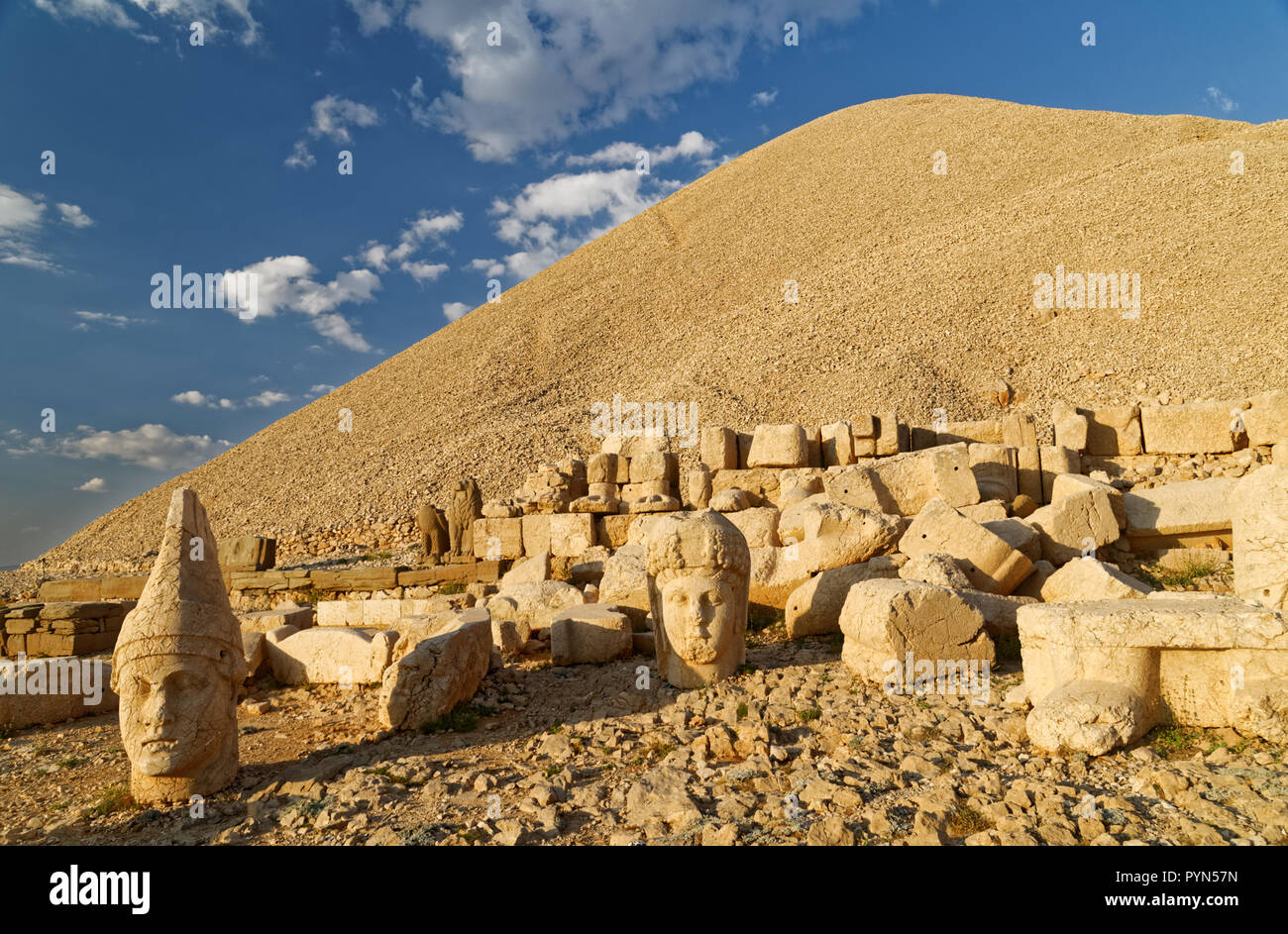 Le statue antiche sulla sommità del monte Nemrut, Turchia. Il monte Nemrut è elencato come patrimonio mondiale UNESCO dal 1987 Foto Stock