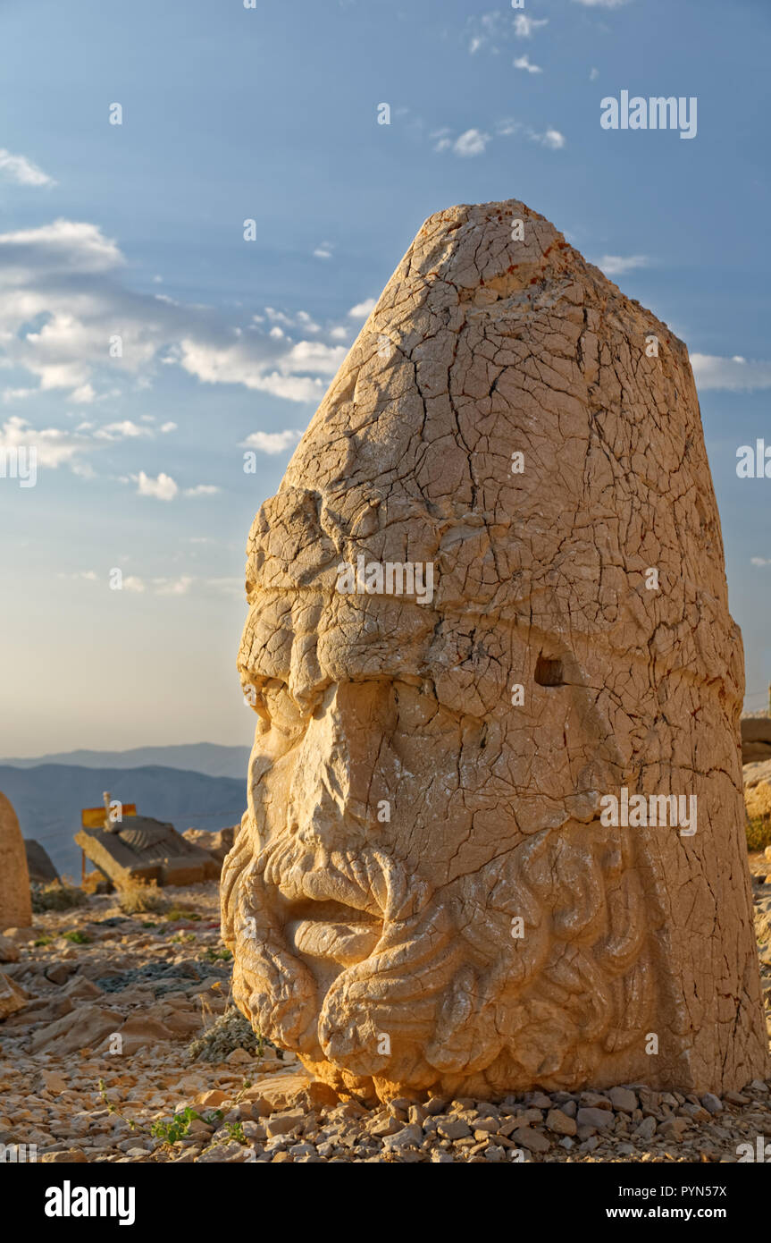 Le statue antiche sulla sommità del monte Nemrut, Turchia. Il monte Nemrut è elencato come patrimonio mondiale UNESCO dal 1987 Foto Stock