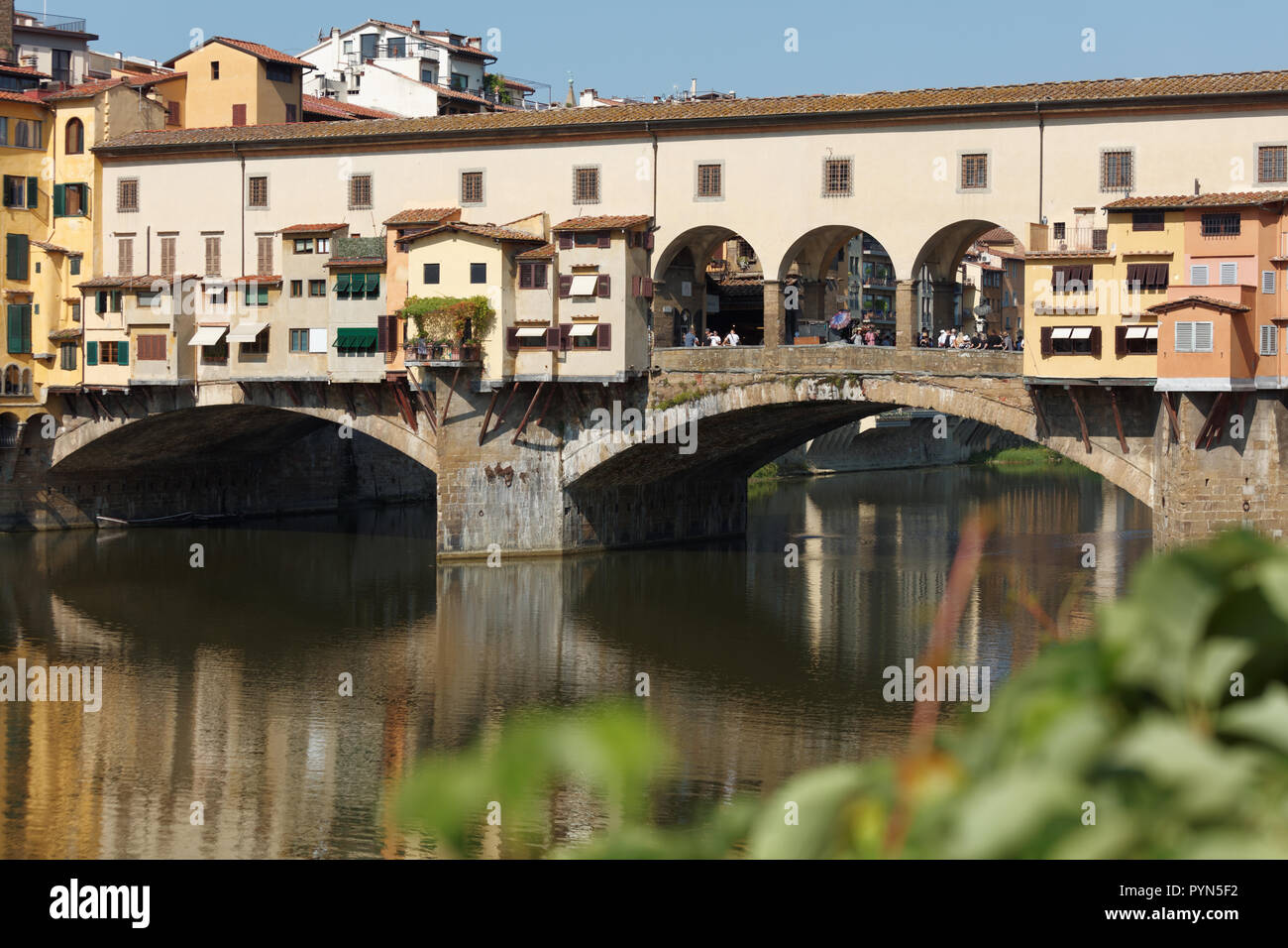 Firenze, Italia - 8 Agosto 2018: Ponte Vecchio attraversando il fiume Arno a Firenze. Il centro storico di Firenze è elencato come patrimonio mondiale dell'UNESCO si Foto Stock
