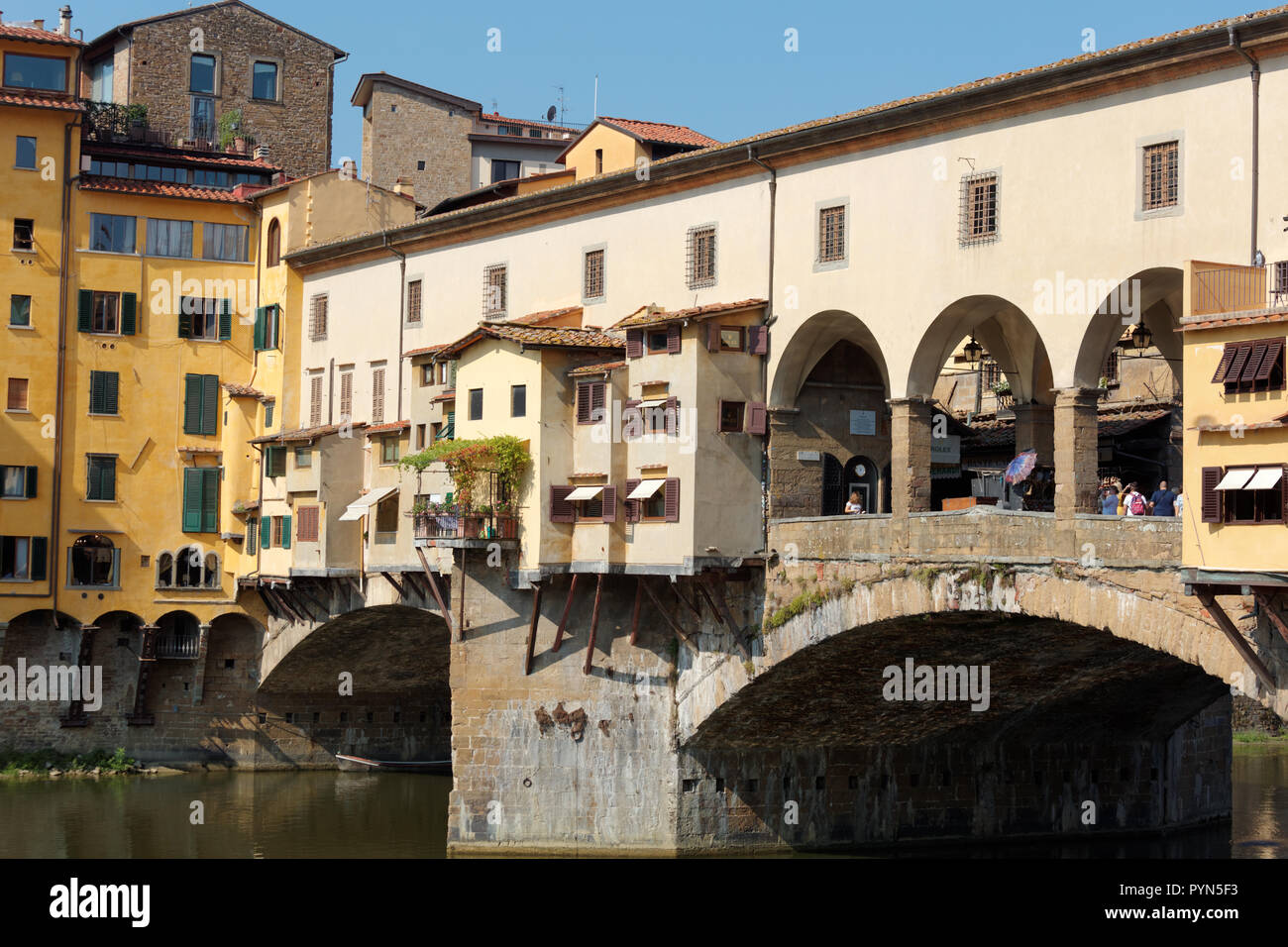 Firenze, Italia - 8 Agosto 2018: Ponte Vecchio attraversando il fiume Arno a Firenze. Il centro storico di Firenze è elencato come patrimonio mondiale dell'UNESCO si Foto Stock