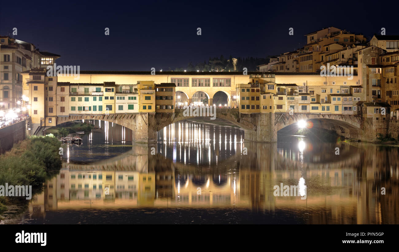 Vista notturna di Ponte Vecchio sul fiume Arno a Firenze. Il centro storico di Firenze è dichiarato Patrimonio dell'Umanità dall'UNESCO dal 1982 Foto Stock