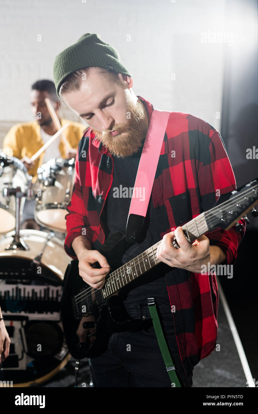 Il chitarrista di eseguire sul palco Foto Stock