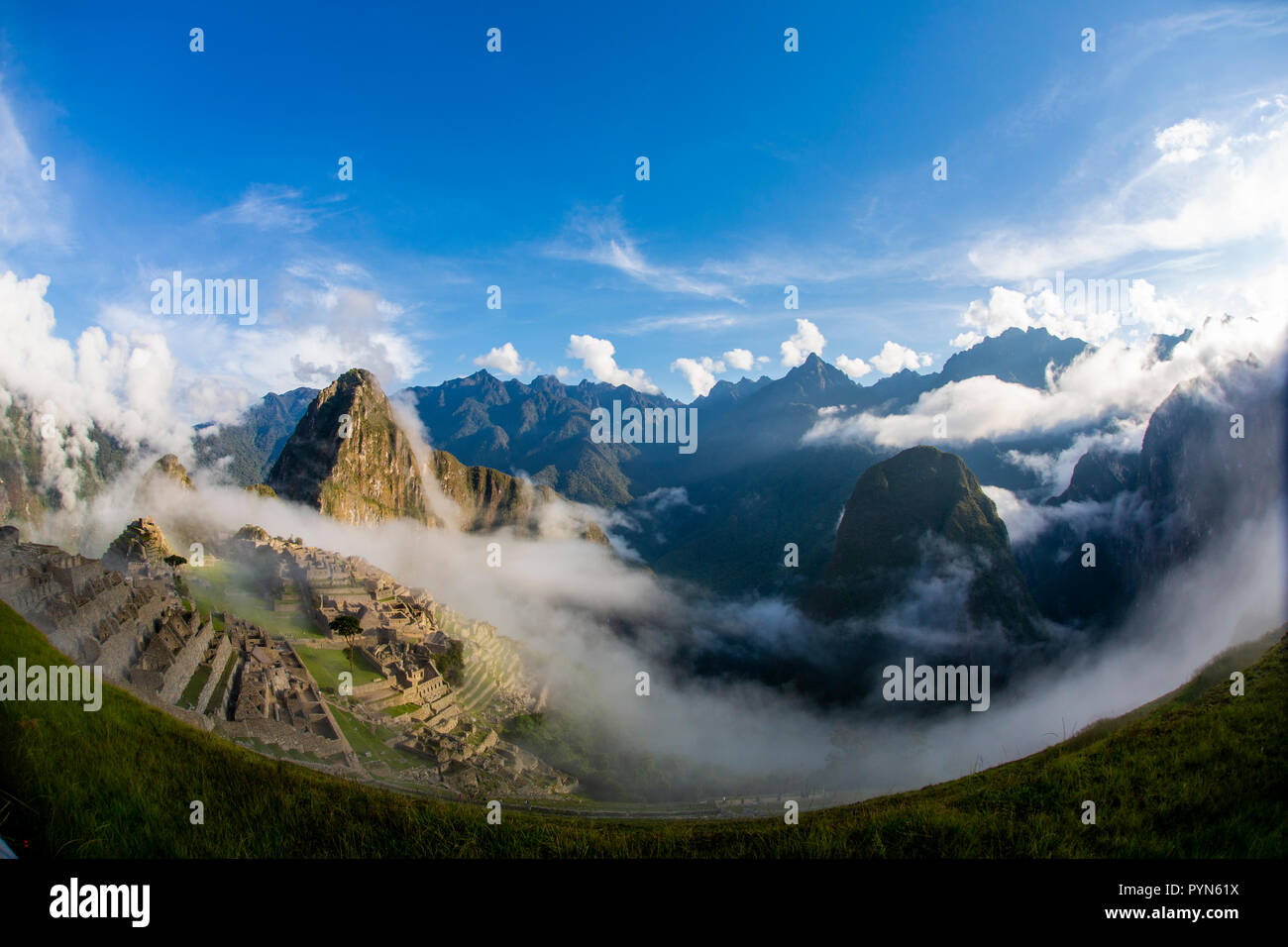 Machu Picchu im Nebel, wolkenverhangen in den Morgenstunden, foggy Machu Picchu , Perù Foto Stock