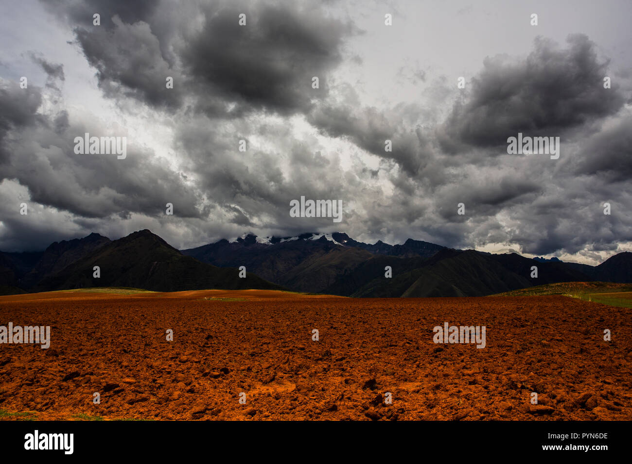 Feld mit roter Erde, Landschaft in Perù il campo con terra rossa, il paesaggio in Perù Foto Stock