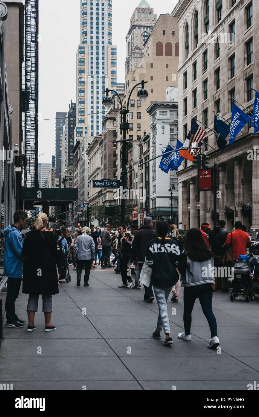 New York, Stati Uniti d'America - 28 Maggio 2018: persone che camminano sulla West 34th Street a New York, USA, il Memorial Day. New York è una delle città più visitate in Foto Stock