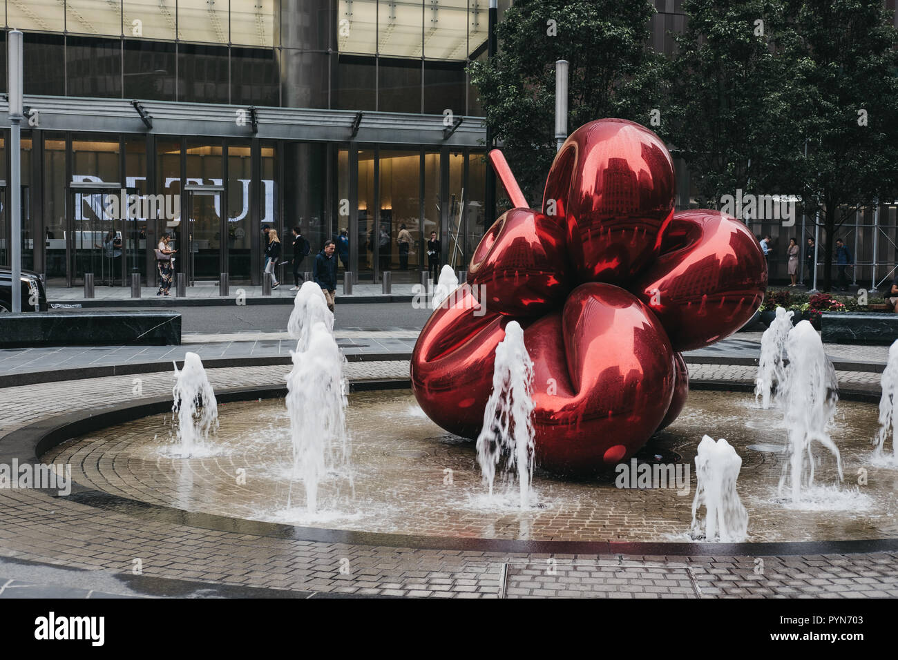 New York - 31 Maggio 2018: Red Balloon Flower di Jeff Koons a 7 World Trade Center di New York, di fronte dove le Torri Gemelle si fermò. Il Fiore è un Foto Stock