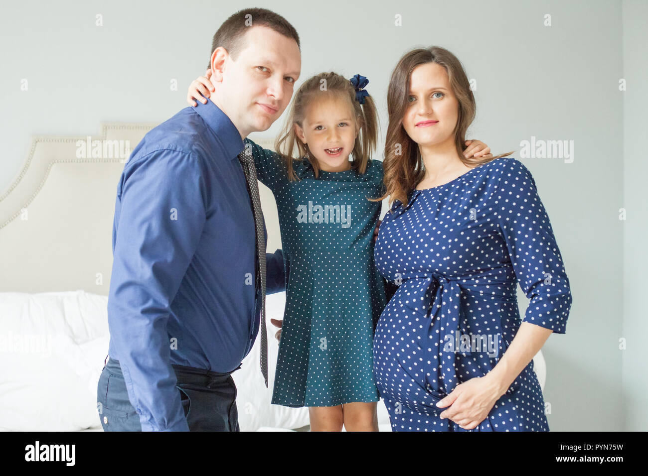 Famiglia sorridente. Madre, padre e figlia del bambino a casa Foto Stock