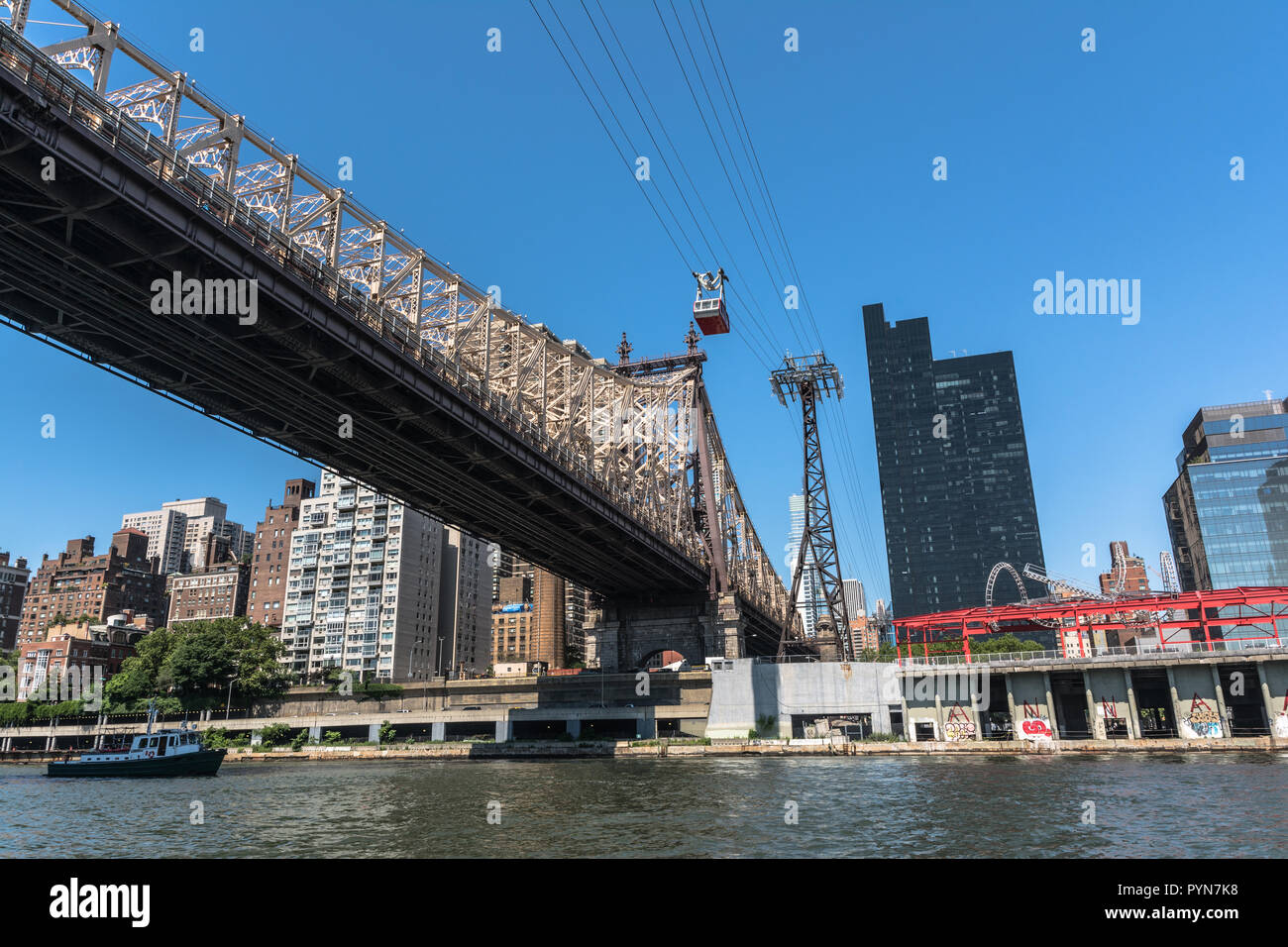 Vista del Queensboro Bridge da East River, Manhattan NYC Foto Stock