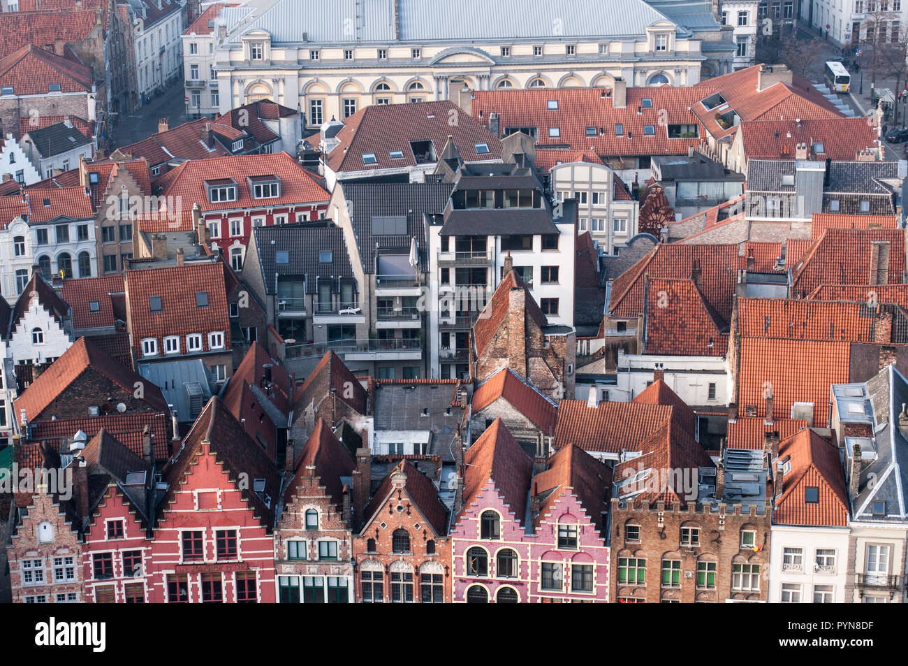 Una vista dal campanile della città fiamminga di Bruges, con le sue case colorate e tetti rossi. Belgio, Fiandre, l'Europa. Foto Stock