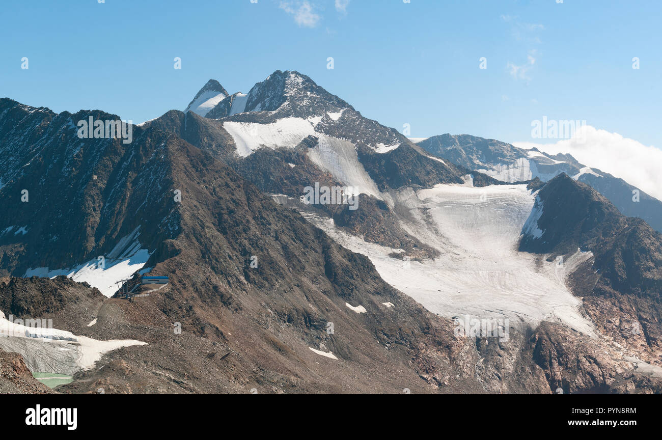 Il Stubaier Wildspitze è un 3,341-metro-alta montagna delle Alpi dello Stubai in stato austriaco del Tirolo. A nord-est del vertice si trovano due ghiacciai, th Foto Stock