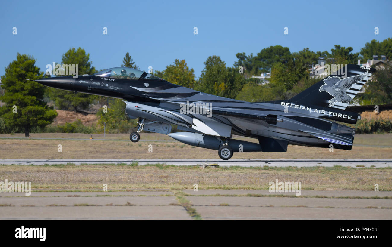 F-16 Fighting Falcon del Belgio Air Force è lo sbarco in airshow scuro (Falcon) Foto Stock