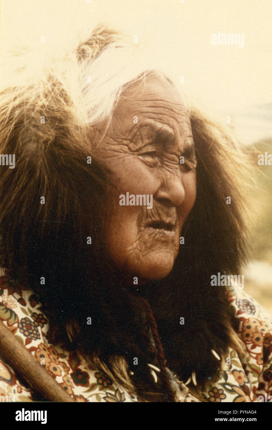 Nei primi anni settanta anziani Eskimo della donna dal Kotzebue Sound regione indossando il tradizionale wolverine ruff e parka colorati Foto Stock