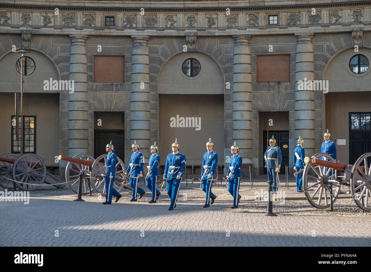 Le protezioni in uniforme cerimoniale eseguire la cerimonia del cambio della guardia, Royal Palace, la Gamla Stan, Stoccolma, Svezia. Foto Stock