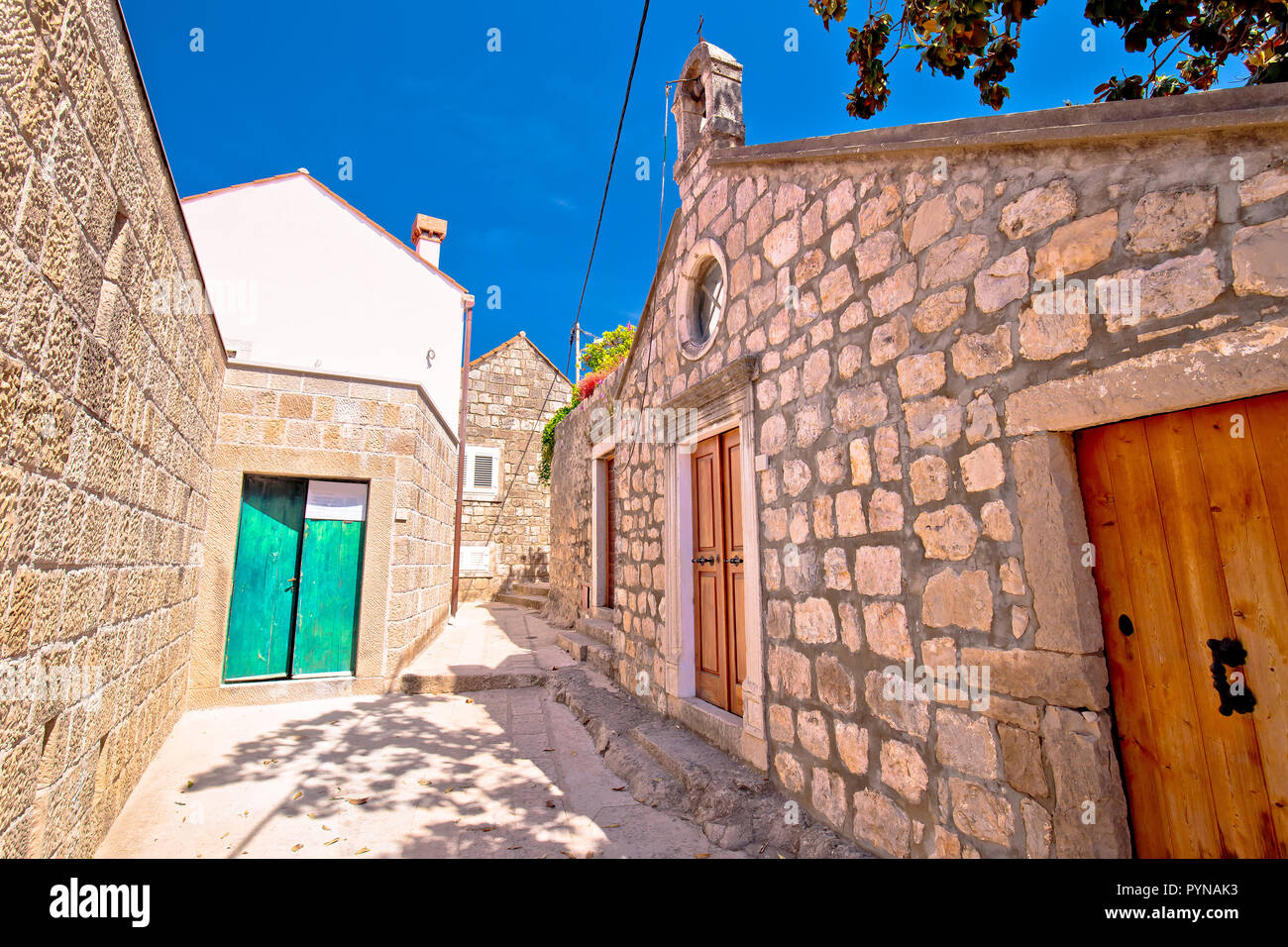 Pietre antiche strade strette e cappella in Cavtat, cittadina nel sud della Dalmazia, Croazia Foto Stock