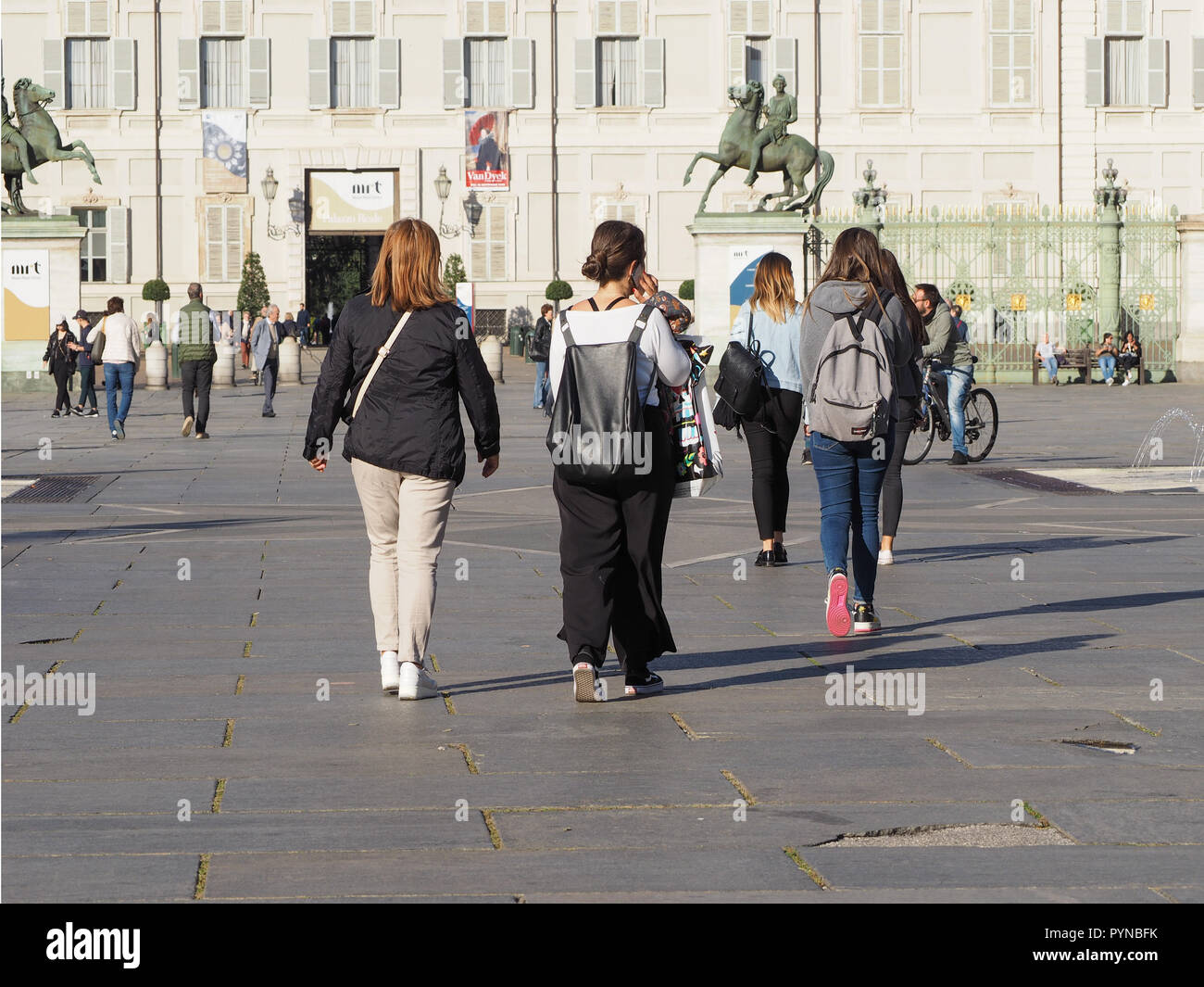 Torino, Italia - circa ottobre 2018: Persone in Piazza Castello Foto Stock