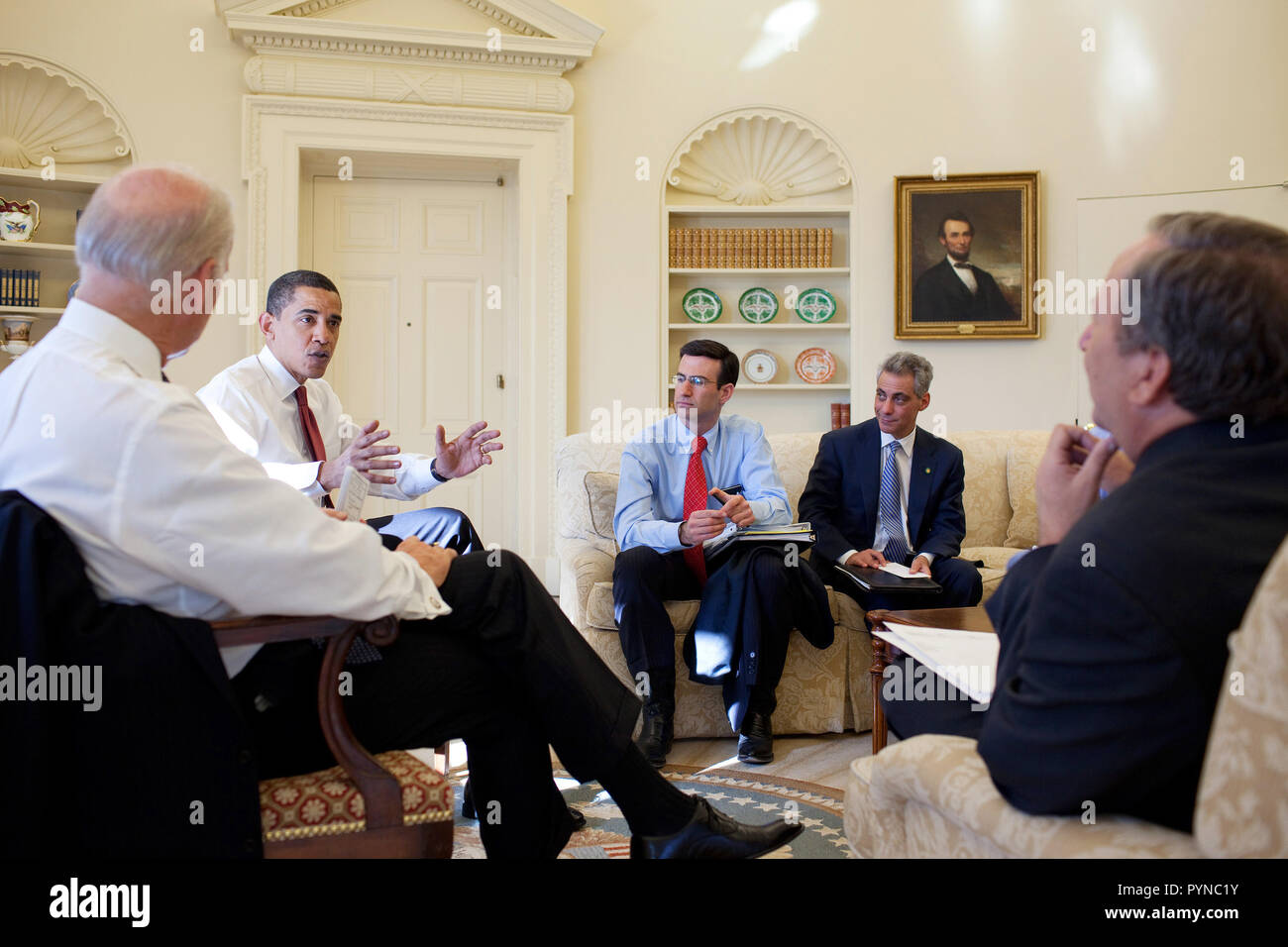 Il presidente Barack Obama al quotidiano economico Briefing all Ufficio Ovale con VP Joe Biden, OMB Director Peter Orszag, Capo del Personale Rahm Emanuel e direttore del Consiglio nazionale economico Larry Summers 1/22/09. Foto Stock