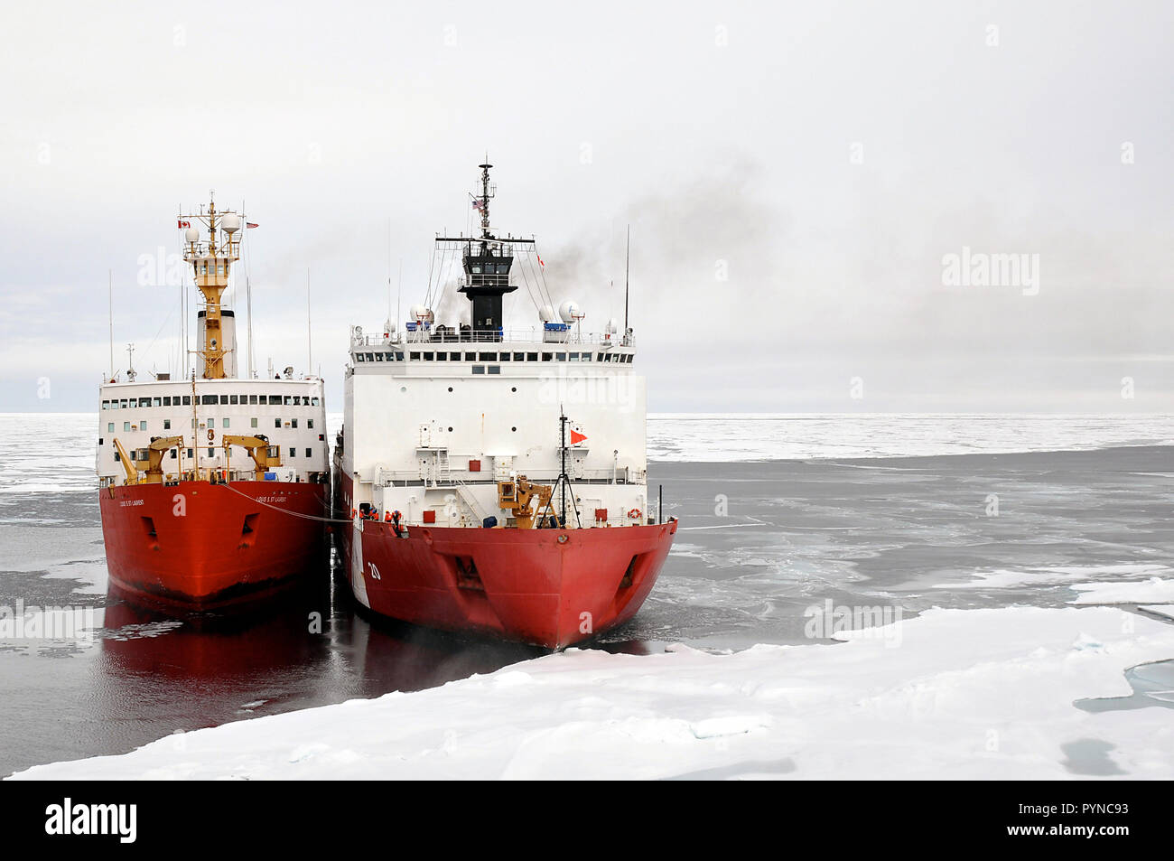 Oceano Artico - Guardia Costiera canadese nave Louis S. St-Laurent cravatte fino ai guardacoste Healy nell'Oceano Artico sett. 5, 2009. Le due navi sono prendendo parte a una pluriennale e multi-agenzia sondaggio Artico che aiuterà a definire l'Artico continentale. Foto Stock