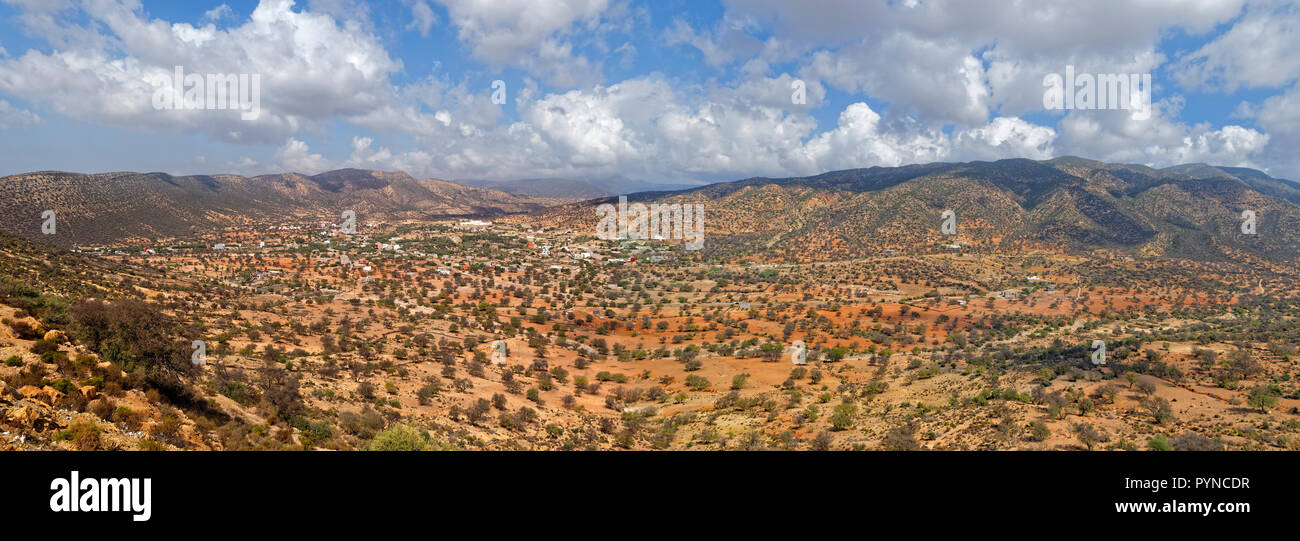 Ampio panorama sulla valle e il villaggio di Alma in Petit Le montagne Atlas in provincia Souss-Massa, Marocco, Nord Africa Occidentale. Foto Stock
