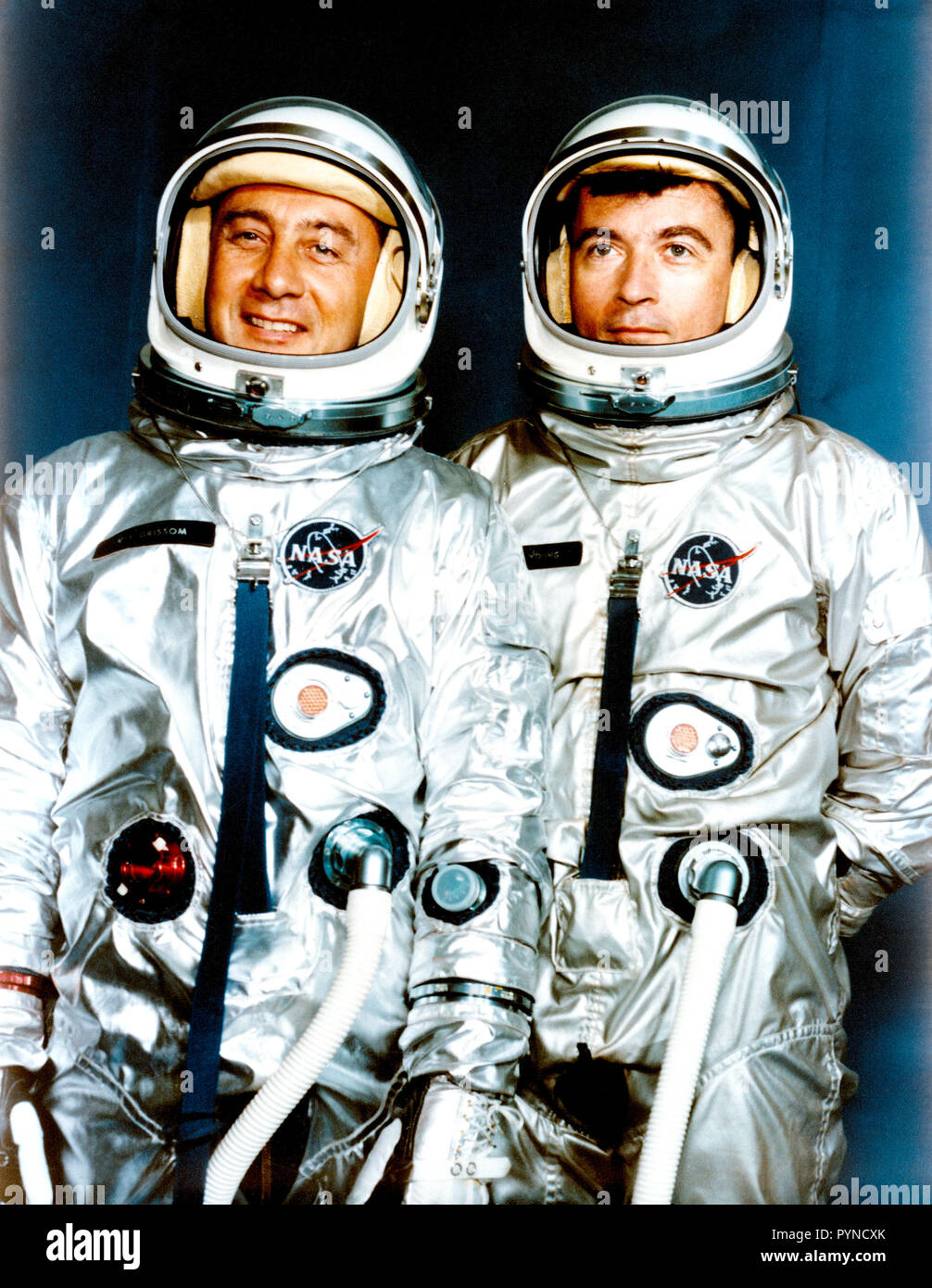 (13 aprile 1964) --- Gli astronauti Virgil I. Grissom (sinistra), Gemini-3 pilota di comando; e John W. Young, pilota. Foto Stock