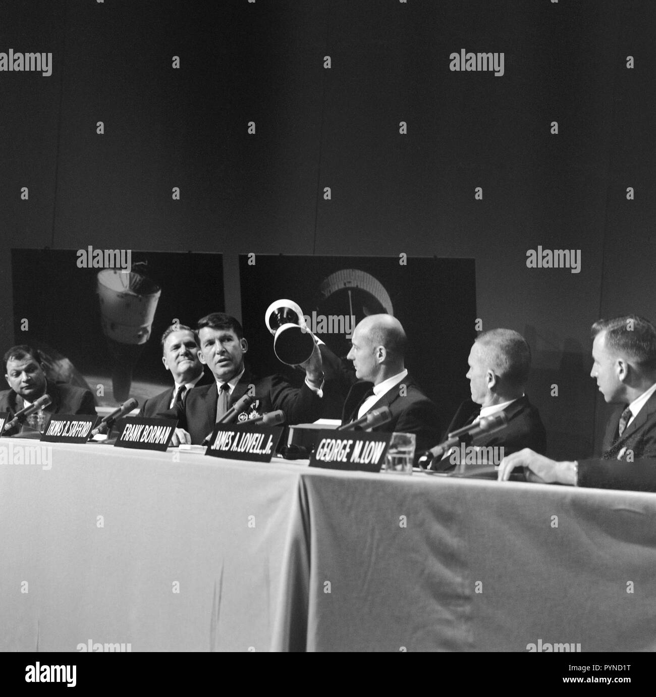 (3 gennaio 1966) --- vista la Gemini 6 e 7 conferenza stampa. Da destra a sinistra sono amministratore della NASA James E. Webb; MSC Vice Direttore George M. bassa; e gli astronauti James A. Lovell Jr., Frank Borman, Thomas B. Stafford e Walter Schirra M.. Foto Stock