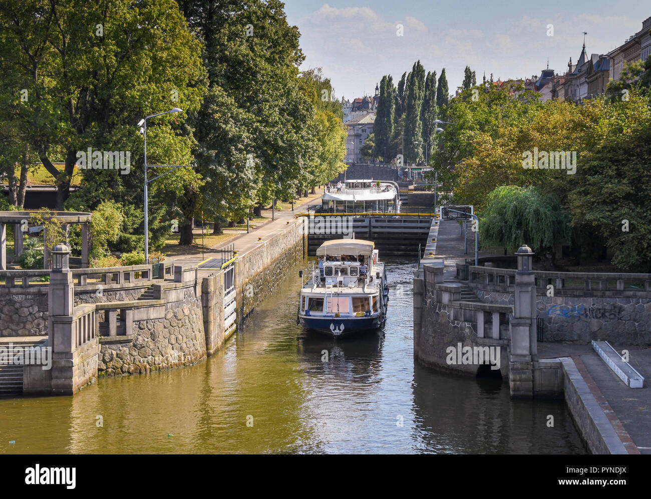 Visite turistiche in barca un blocco sul Fiume Vltava nel centro di Praga Foto Stock