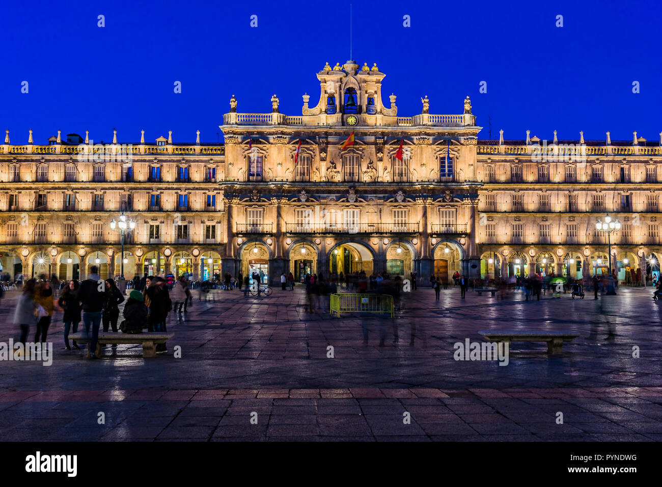 Plaza Mayor, la piazza principale, a Salamanca, Spagna, è una grande plaza si trova nel centro di Salamanca, utilizzato come una pubblica piazza. Essa fu costruita in t Foto Stock