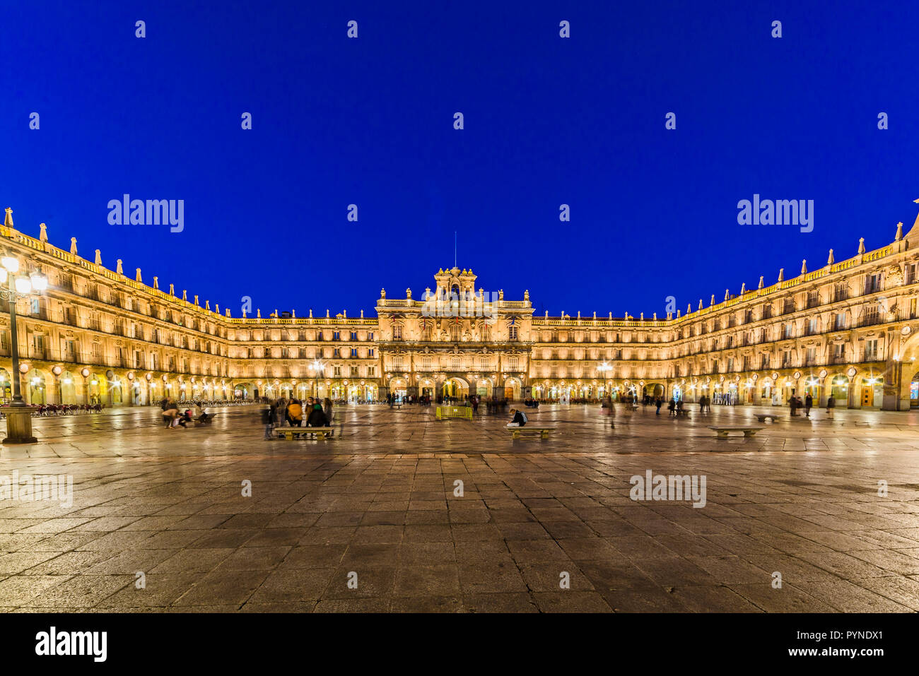 Plaza Mayor, la piazza principale, a Salamanca, Spagna, è una grande plaza si trova nel centro di Salamanca, utilizzato come una pubblica piazza. Essa fu costruita in t Foto Stock