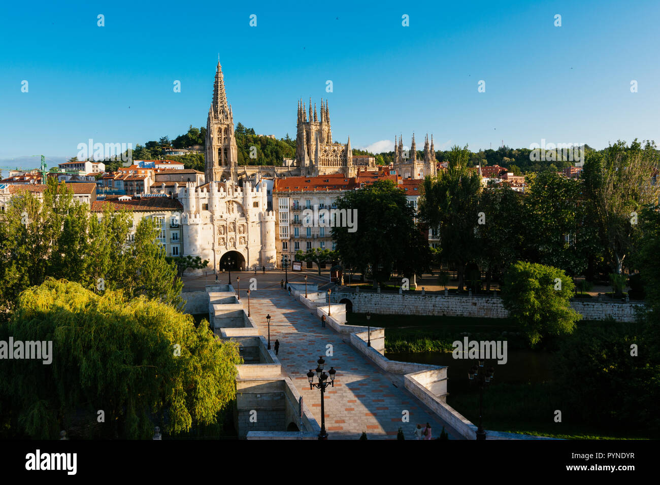 Nel XIV secolo il city gate Arco de Santa María, sullo sfondo le torri della cattedrale. Burgos, Castiglia e Leon, Spagna, Europa Foto Stock