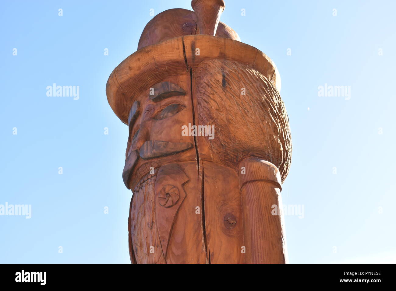 Un di legno schiaccianoci statua su una soleggiata giornata di ottobre. Foto Stock