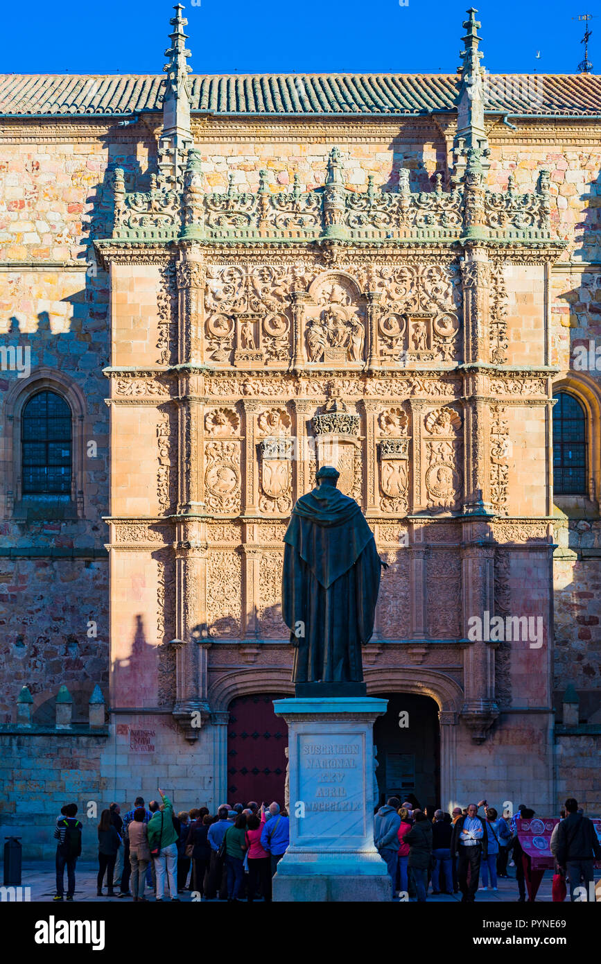 Facciata Plateresque dell Università di fronte ad una statua di Fray Luis de León. Salamanca, Castilla y Leon, Spagna, Europa Foto Stock