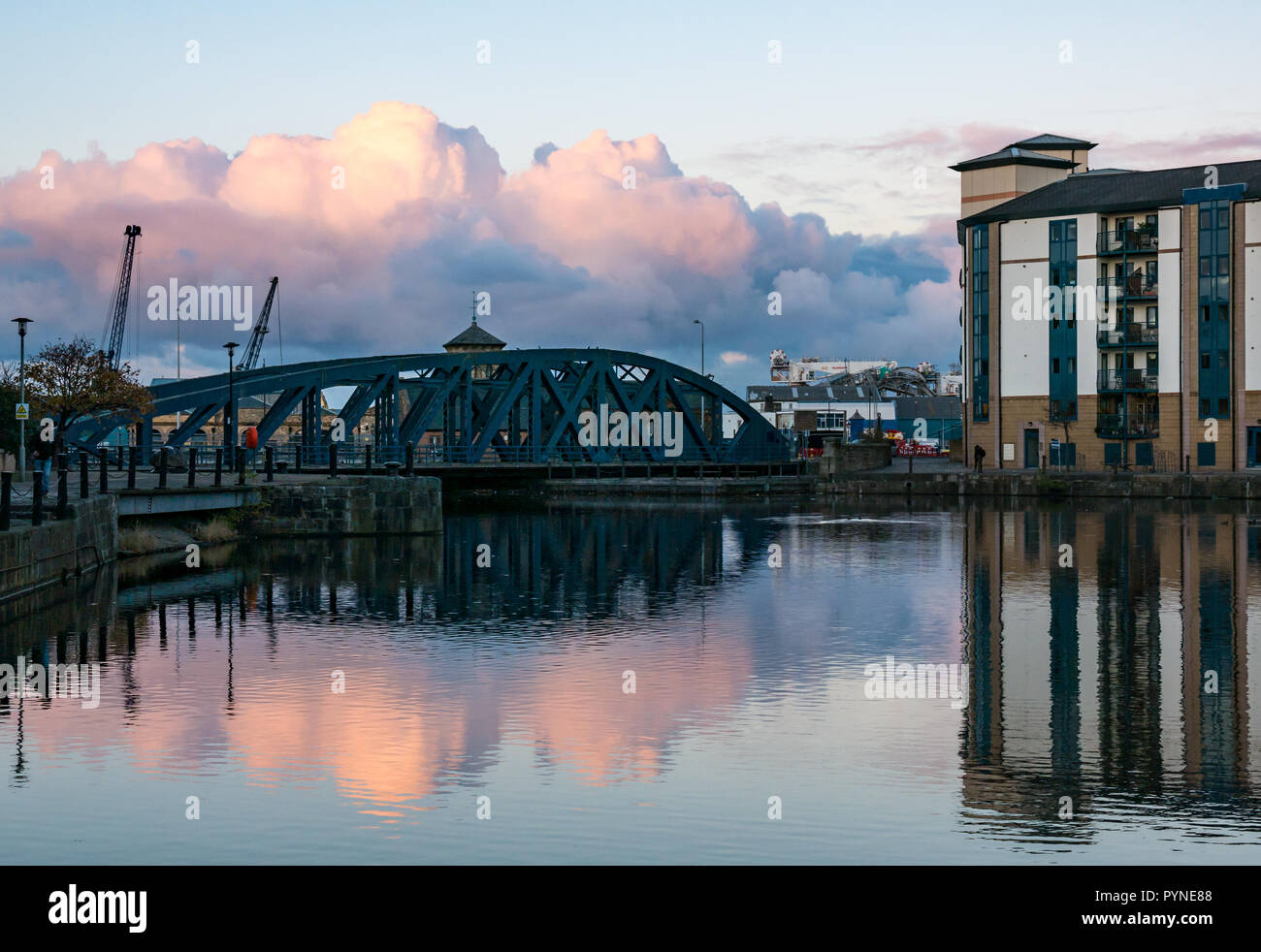 Vecchio ferro in disuso ponte girevole al crepuscolo con il cloud riflessioni, la Riva, Leith, Edimburgo, Scozia, Regno Unito Foto Stock
