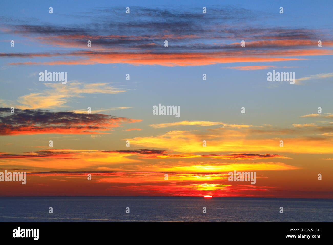 Tramonto, red sky, nuvole, il lavaggio, del Mare del Nord, colore, colorati da Hunstanton, Norfolk, Regno Unito Foto Stock